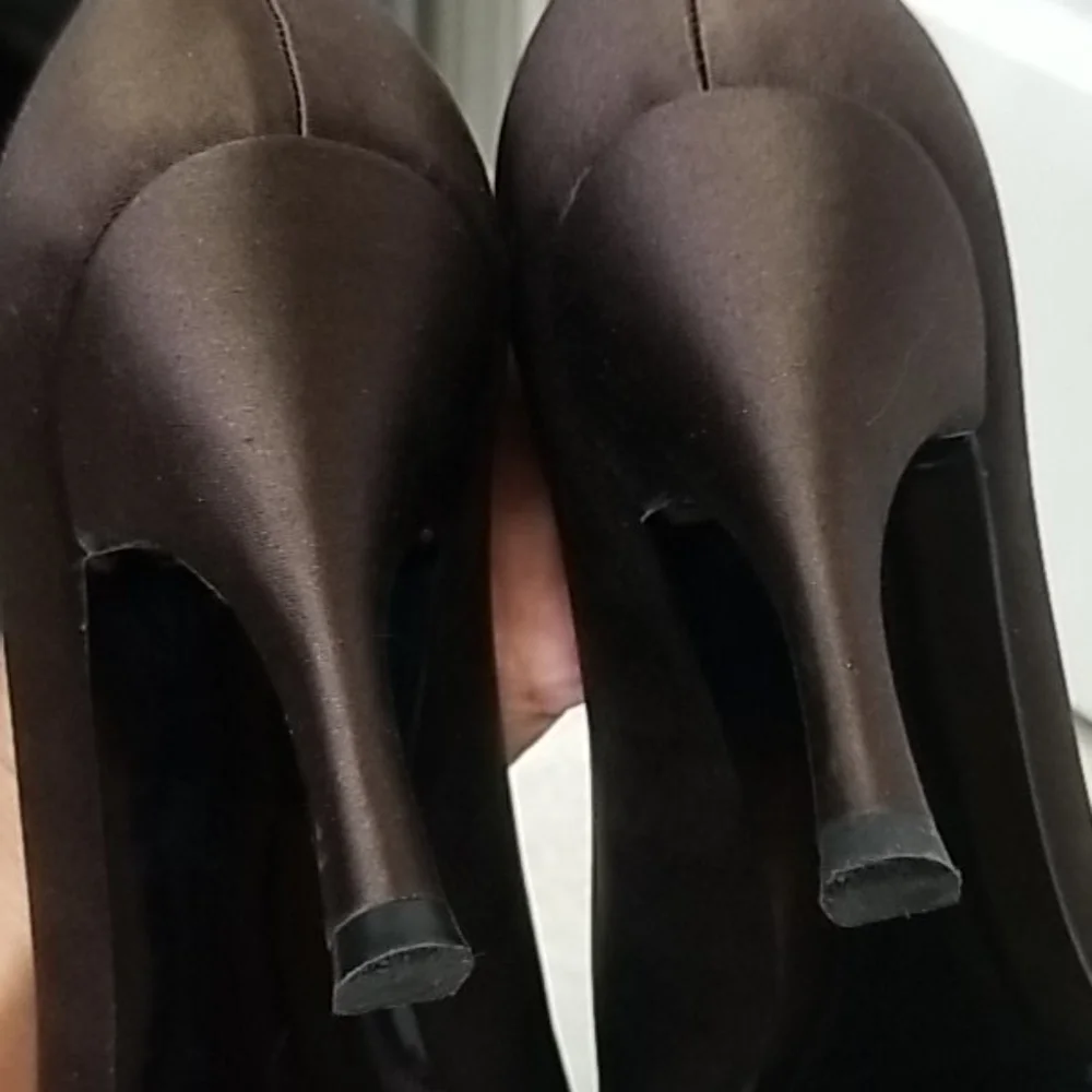 Like New STUART WEITZMAN brown satin peep toe pump